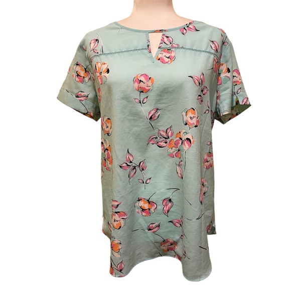 Van Heusen Tops - 5 for $25‎ ❄️ Van Heusen Floral Top Large
